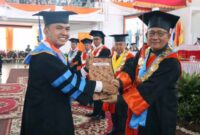 Rektor Universitas Jambi, Prof. Drs. H. Sutrisno, M.Sc.,Ph.D dalam Prosesi Wisuda. FOTO : Humas UNJA