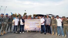 Dinas Parpora dan CV Bronut Tourism bersama Personil Satpol PP serta Dinas Perhubungan saat sosialisasi pemasangan spanduk. FOTO : Dok/Dinas Parpora