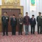 Kasrem 042/Gapu Kolonel Inf Ali Aminudin, S.E., M.M saat Ikuti Upacara Peringatan Hari Bhayangkara ke-77 Tahun 2023. FOTO : PENREM