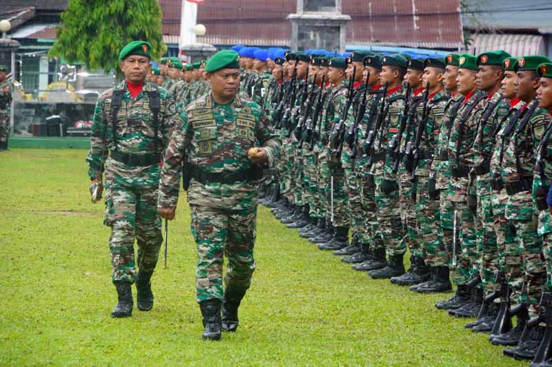 Danrem 042/Gapu Brigjen TNI Supriono Pimpin Upacara Peringatan Hari Juang TNI AD ke 77 Tahun 2022 di lapangan Upacara Makorem, Kamis (15/12/22). FOTO : PENREM