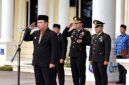 Wakil Bupati Dr. H. Katamso SA, S.E., M.E., saat memimpin penghormatan sebagai Inspektur Upacara dalam Peringatan Hari Kesaktian Pancasila 2026 di halaman Kantor Bupati Tanjung Jabung Barat, Kamis (1/10/2026) pagi. (Foto: Istimewa)