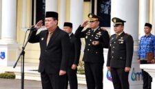 Wakil Bupati Dr. H. Katamso SA, S.E., M.E., saat memimpin penghormatan sebagai Inspektur Upacara dalam Peringatan Hari Kesaktian Pancasila 2026 di halaman Kantor Bupati Tanjung Jabung Barat, Kamis (1/10/2026) pagi. (Foto: Istimewa)