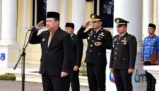 Wakil Bupati Dr. H. Katamso SA, S.E., M.E., saat memimpin penghormatan sebagai Inspektur Upacara dalam Peringatan Hari Kesaktian Pancasila 2026 di halaman Kantor Bupati Tanjung Jabung Barat, Kamis (1/10/2026) pagi. (Foto: Istimewa)