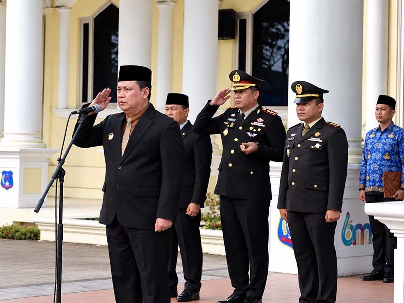 Wakil Bupati Dr. H. Katamso SA, S.E., M.E., saat memimpin penghormatan sebagai Inspektur Upacara dalam Peringatan Hari Kesaktian Pancasila 2026 di halaman Kantor Bupati Tanjung Jabung Barat, Kamis (1/10/2026) pagi. (Foto: Istimewa)
