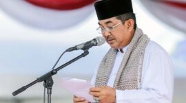 Bupati H. Anwar Sadat Saat Pimpin Upacara Hari Santri Nasional 2023  di Alun-alun Kota Kuala Tungkal, Senin (22/10/23). FOTO : DokPim