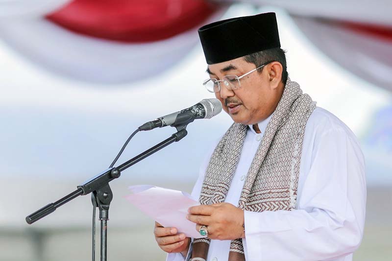 Bupati H. Anwar Sadat Saat Pimpin Upacara Hari Santri Nasional 2023  di Alun-alun Kota Kuala Tungkal, Senin (22/10/23). FOTO : DokPim