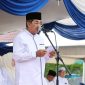 Bupati H. Anwar Sadat, M.Ag. memimpin upacara peringatan Hari Santri Nasional Tahun 2025 di Alun-Alun Kota Kuala Tungkal yang diikuti sekitar 1.650 santri dan santriwati, Rabu (22/10). FOTO : Prokopim