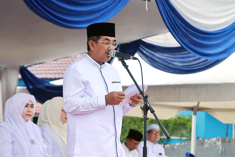 Bupati H. Anwar Sadat, M.Ag. memimpin upacara peringatan Hari Santri Nasional Tahun 2025 di Alun-Alun Kota Kuala Tungkal yang diikuti sekitar 1.650 santri dan santriwati, Rabu (22/10). FOTO : Prokopim