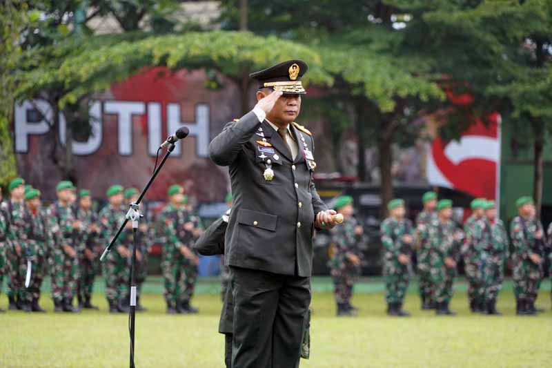 Danrem 042/Gapu Brigjen TNI Supriono Memimpin Upacara Peringatan Hari Sumpah Pemuda ke 94 di Lapangan Upacara Makorem 042/Gapu, Jumat (28/10/22). FOTO : Penrem