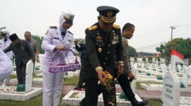 Danrem 042/Garuda Brigjend TNI Supriono Saat Tabur Bunga Ziarah Nasional HUT TNI Ke-78 di TMP SATRIA BAKTI Jl. Jend.  Sudirman, Thehok Kota Jambi, Rabu (4/10/23). FOTO : PENREM