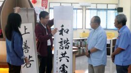 Rektor UNJA, Prof. Drs. H. Sutrisno, M.Sc., Ph.D Saat Resmikan Chinese Corner UPT Perpustakaan UNJA Kampus Mendalo, Kamis (8/6/23). FOTO : UNJA