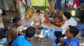 Cawabup Tanjab Barat Nomor 03, Amin Ketiak Berada di Salah Satu Rumah Warga yang Kondisinya Memperhatinkan. (FOTO : DOK. MCHA)