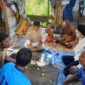 Cawabup Tanjab Barat Nomor 03, Amin Ketiak Berada di Salah Satu Rumah Warga yang Kondisinya Memperhatinkan. (FOTO : DOK. MCHA)