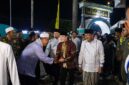 Bupati H. Anwar Sadat mendampingi penceramah nasional Ustadz Hilman Fauzi Nugraha (tengah, berbaju batik cokelat) saat menyapa alim ulama dan jemaah setibanya di Masjid Agung Al-Istiqamah Kuala Tungkal, Kamis malam (18/06). Kehadiran keduanya dalam rangka agenda Tabligh Akbar memperingati Tahun Baru Islam 1 Muharram 1448 Hijriah yang dihadiri oleh ribuan masyarakat Jambi. (FOTO : Dok. Istimewa/Prokopim)