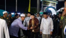 Bupati H. Anwar Sadat mendampingi penceramah nasional Ustadz Hilman Fauzi Nugraha (tengah, berbaju batik cokelat) saat menyapa alim ulama dan jemaah setibanya di Masjid Agung Al-Istiqamah Kuala Tungkal, Kamis malam (18/06). Kehadiran keduanya dalam rangka agenda Tabligh Akbar memperingati Tahun Baru Islam 1 Muharram 1448 Hijriah yang dihadiri oleh ribuan masyarakat Jambi. (FOTO : Dok. Istimewa/Prokopim)