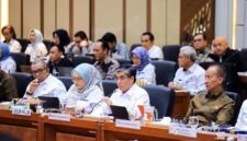 Menteri Ketenagakerjaan Yassierli bersama jajaran Menteri Kabinet Merah Putih menyampaikan pandangan Pemerintah dalam Rapat Kerja Pembicaraan Tingkat I dengan Komisi IX DPR RI di Jakarta, Senin (14/9/2026). (Foto: Biro Humas Kemnaker)