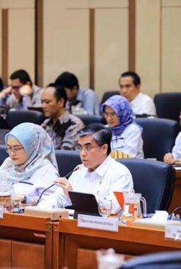 Pemerintah Serahkan DIM RUU Pelindungan Ketenagakerjaan ke DPR, Fokus pada Hak Pekerja dan Kelompok Rentan