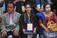Septiana Hirawati Pasaribu anak dari pasangan tuna netra sukses meraih predikat Cumlaude dari Universitas HKBP Nommensen Pematangsiantar. [FOTO : Gunawan Hutajulu]