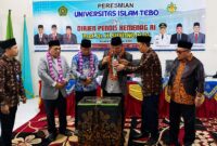 Dirjen Pendis Kemenag RI, Prof. Dr. H. Suyitno, M.Ag., bersama Wakil Bupati Tebo Nazar Efendi, S.E., M.Si., Rektor UIN STS Jambi, serta jajaran civitas akademika saat meresmikan Universitas Islam Tebo pada Minggu (31/5/2026). Alih status dari Institut Agama Islam (IAI) Tebo ini diharapkan menjadi pusat baru pengembangan SDM unggul di Provinsi Jambi. (FOTO : Dok. Istimewa)