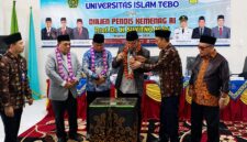 Dirjen Pendis Kemenag RI, Prof. Dr. H. Suyitno, M.Ag., bersama Wakil Bupati Tebo Nazar Efendi, S.E., M.Si., Rektor UIN STS Jambi, serta jajaran civitas akademika saat meresmikan Universitas Islam Tebo pada Minggu (31/5/2026). Alih status dari Institut Agama Islam (IAI) Tebo ini diharapkan menjadi pusat baru pengembangan SDM unggul di Provinsi Jambi. (FOTO : Dok. Istimewa)