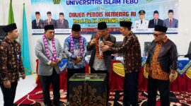 Dirjen Pendis Kemenag RI, Prof. Dr. H. Suyitno, M.Ag., bersama Wakil Bupati Tebo Nazar Efendi, S.E., M.Si., Rektor UIN STS Jambi, serta jajaran civitas akademika saat meresmikan Universitas Islam Tebo pada Minggu (31/5/2026). Alih status dari Institut Agama Islam (IAI) Tebo ini diharapkan menjadi pusat baru pengembangan SDM unggul di Provinsi Jambi. (FOTO : Dok. Istimewa)