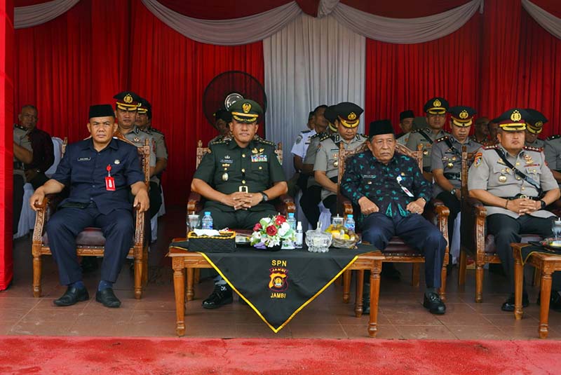 Kasrem 042/Gapu Kolonel Inf Ali Aminudin Hadiri Upacara Penutupan Pendidikan Bintara Polri di SPN Polda Jambi, Kamis (06/7/23). FOTO : PENREM