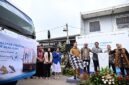 Perwakilan PT Pertamina (Persero) bersama instansi terkait secara simbolis menekan tombol sirine dan mengibarkan bendera start pada acara Pelepasan Ekspor Perdana Produk Alas Kaki di Mojokerto, Jawa Timur. (FOTO : Dok. Pertamina)