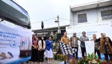 Perwakilan PT Pertamina (Persero) bersama instansi terkait secara simbolis menekan tombol sirine dan mengibarkan bendera start pada acara Pelepasan Ekspor Perdana Produk Alas Kaki di Mojokerto, Jawa Timur. (FOTO : Dok. Pertamina)