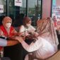 Tenaga medis Dinas kesehatan Tanjung Jabung Barat bekerjasama dengan BIN daerah Jambi memberikan pelayanan vaksinasi di Stadion Bhakti Karya Kuala Tungkal, Senin (25/7/22). FOTO : lintastungkal