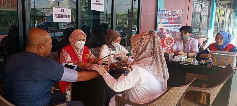 Tenaga medis Dinas kesehatan Tanjung Jabung Barat bekerjasama dengan BIN daerah Jambi memberikan pelayanan vaksinasi di Stadion Bhakti Karya Kuala Tungkal, Senin (25/7/22). FOTO : lintastungkal