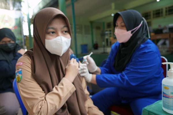 Salah Satu Pelajar Tengah Disuntuk Vaksin oleh Petugas di Balai Prajurit Korem 042/Gapu, Jumat (10/9/21). FOTO : PENREM