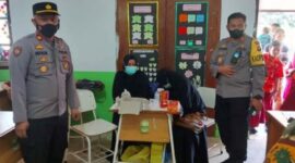 Tinjau Vaksinasi Anak Usia 6-11 di SD 166 Sekernan,Kapolres Muaro Jambi Semangati Anak-anak, Kamis (20/1/22). FOTO : Noval