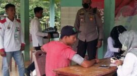 Kapolsek Maro Sebo IPTU Wiwik Utomo Saat Pantau Vaksinasi di Desa Bakung. FOTO : Noval