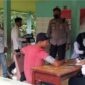 Kapolsek Maro Sebo IPTU Wiwik Utomo Saat Pantau Vaksinasi di Desa Bakung. FOTO : Noval