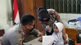 Pelaksanaan vaksinasi perdana Anak Usia 6 - 11 Tahun di SD Muhammadiyah, Kamis (13/1/22). FOTO : HMSRES  Tanjab Barat
