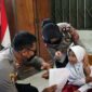 Pelaksanaan vaksinasi perdana Anak Usia 6 - 11 Tahun di SD Muhammadiyah, Kamis (13/1/22). FOTO : HMSRES  Tanjab Barat