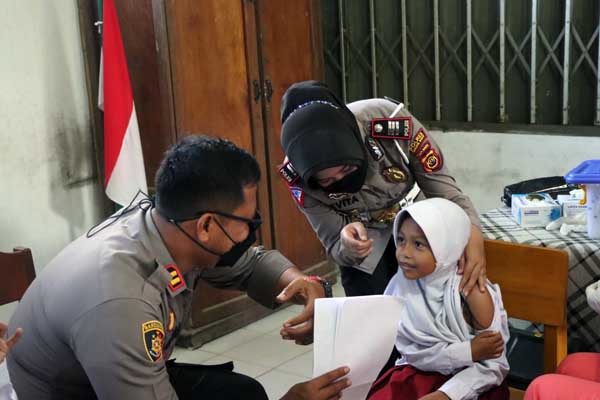 Pelaksanaan vaksinasi perdana Anak Usia 6 - 11 Tahun di SD Muhammadiyah, Kamis (13/1/22). FOTO : HMSRES  Tanjab Barat