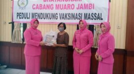 Ketua Bhayangkari Cabang Polres Muaro Jambi Ny Dian Yuyan didampingi Ny Nunung Novri Memberikan Paket Sembako Peserta Vaksin. FOTO : Humas PMJ