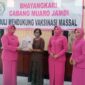 Ketua Bhayangkari Cabang Polres Muaro Jambi Ny Dian Yuyan didampingi Ny Nunung Novri Memberikan Paket Sembako Peserta Vaksin. FOTO : Humas PMJ