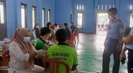 Kalapas didampingi Kasi Binadik dan Giatja Lapas Kelas IIB Kuala Tungkal mengawal vaksinasi di Aula Serbaguna Lapas Kelas IIB Kuala Tungkal, Kamis (24/2/22). FOTO : Lintastungkal