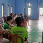 Kalapas didampingi Kasi Binadik dan Giatja Lapas Kelas IIB Kuala Tungkal mengawal vaksinasi di Aula Serbaguna Lapas Kelas IIB Kuala Tungkal, Kamis (24/2/22). FOTO : Lintastungkal