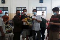 Jamal Darmawan, Sie bersama Ketua Yayasan Budhi Luhur Budi Hartono Kusuma mmberikan sembako kepada warga yang telah di vaksinasi. FOTO : lintastungkal