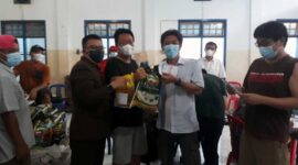 Jamal Darmawan, Sie bersama Ketua Yayasan Budhi Luhur Budi Hartono Kusuma mmberikan sembako kepada warga yang telah di vaksinasi. FOTO : lintastungkal