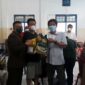 Jamal Darmawan, Sie bersama Ketua Yayasan Budhi Luhur Budi Hartono Kusuma mmberikan sembako kepada warga yang telah di vaksinasi. FOTO : lintastungkal