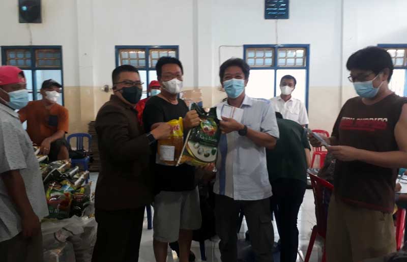 Jamal Darmawan, Sie bersama Ketua Yayasan Budhi Luhur Budi Hartono Kusuma mmberikan sembako kepada warga yang telah di vaksinasi. FOTO : lintastungkal