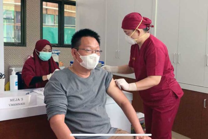 FOTO : Budi Hartono, Ketua Yayasan Budi Luhur Tionghoa Saat Jalani Suntik Vaksin Covid-19 di RSUD KH Daud Arif Kuala Tungkal, Rabu (24/3/21).