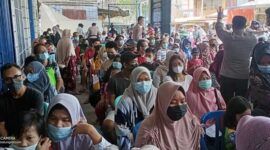 Warga saat mengikuti serbuan vaksinasi massal di Yayasan Budhi Luhur Kuala Tungkal, Senin (11/4/22). FOTO : lintastungkal