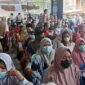 Warga saat mengikuti serbuan vaksinasi massal di Yayasan Budhi Luhur Kuala Tungkal, Senin (11/4/22). FOTO : lintastungkal