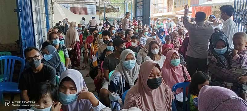 Warga saat mengikuti serbuan vaksinasi massal di Yayasan Budhi Luhur Kuala Tungkal, Senin (11/4/22). FOTO : lintastungkal