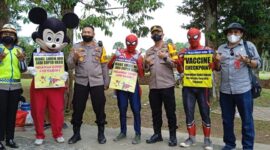 Spiderman dan Pokemon Ramaikan Vaksinasi Polres Muaro Jambi di Candi Muaro Jambi, Sabtu (1/1/22). FOTO : Noval.